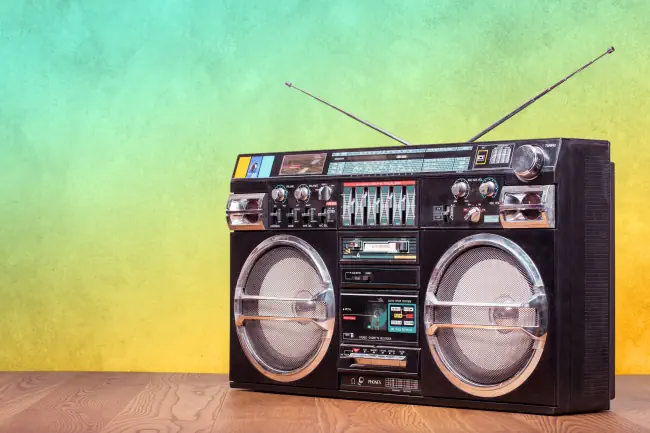 Retro-Boombox-Getto-Blaster veralteter tragbarer Radio-Empfänger mit Kassettenrekorder aus 80er Jahren Front Farbverlauf-Hintergrund. Rap, Hip Hop, R&B, Soul