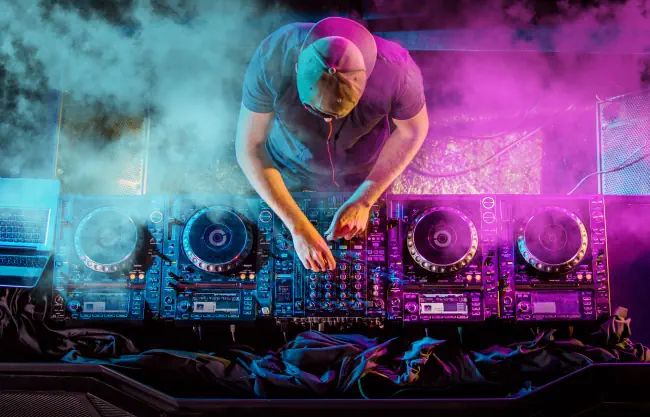 DJ spielt Electronic Dance Musik.