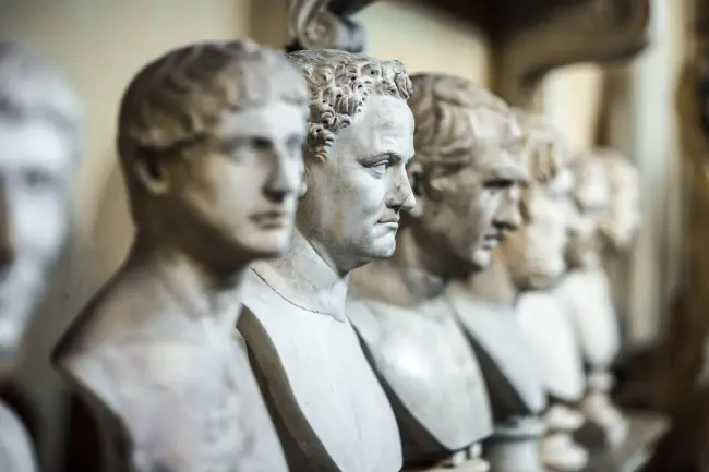 Ausstellung-Bild - Museum mit Griechischen Statuen.