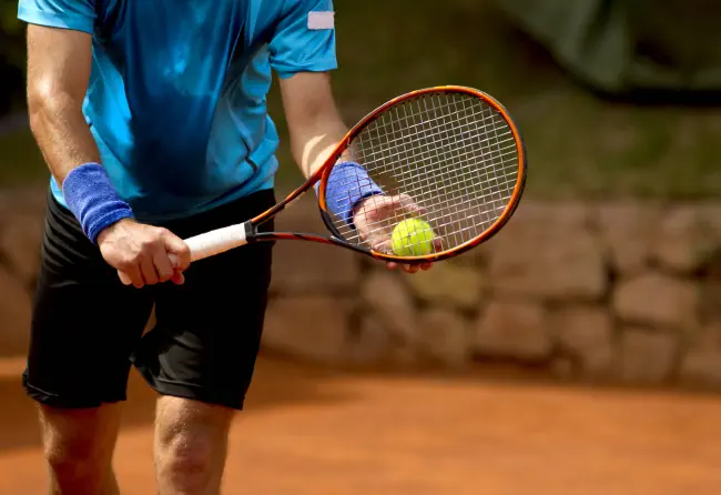 Ein Tennisspieler bereitet sich darauf vor, während eines Spiels einen Tennisball zu spielen