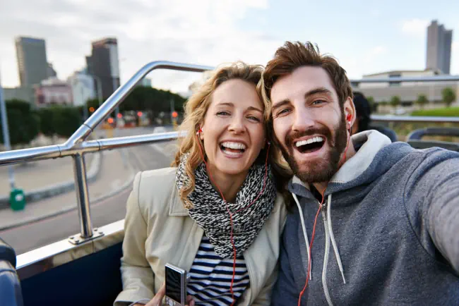 Touristenpaar selfie auf Open-Top-Tourbus in der Stadt