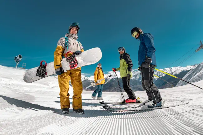 Die Gruppe der Touristen und Snowboarder steht im Skigebiet.