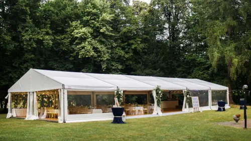 Großes Hochzeits Partyzelt mit offenen Zeltwänden
