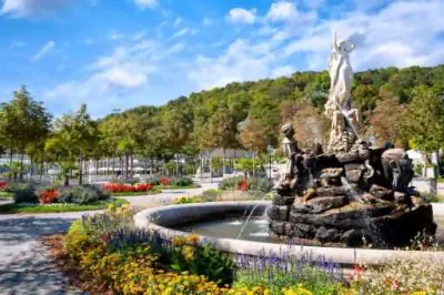 Kurgarten mit Springbrunnen in Baden. Klicke hier um auf die Seite Veranstaltungen in Baden zu wechseln