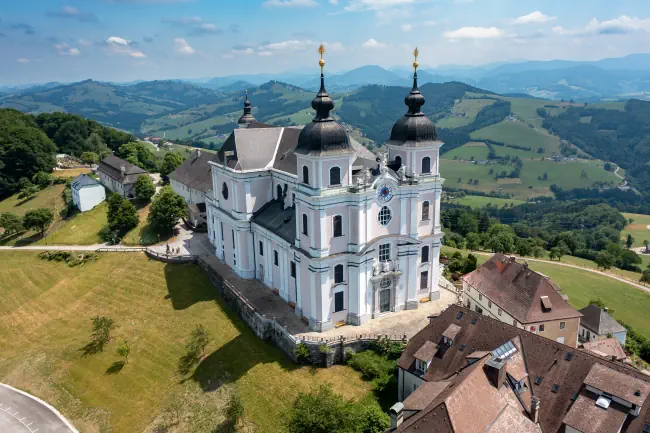 Luftaufnahmen von der Basilika Sonntagberg, im Bezirk Amstetten. Klicke hier um auf die Seite Veranstaltungen in Amstetten zu wechseln