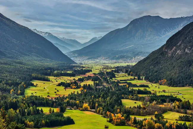 Aussicht auf das Tal und das Dorf Imst Tarrenz in den Alpen Österreichs
