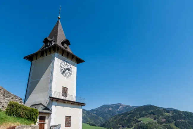 Der Uhrturm Bruck an der Mur in der Steiermark, Österreich an einem sonnigen Frühlingstag. Klicke hier um auf die Seite Veranstaltungen in Bruck an der Mur zu wechseln
