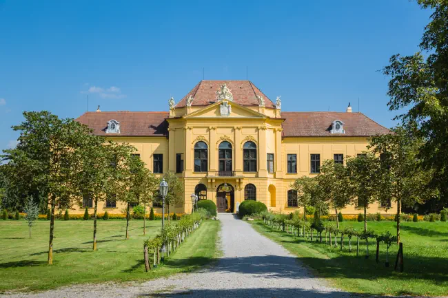 Eckartsau Schloss im Bezirk Gänserndorf. Klicke hier um auf die Seite Veranstaltungen in Gänserndorf zu wechseln