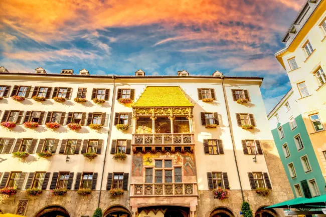 Goldenes Dachl in Innsbruck. Schöner Oranger Himmel.