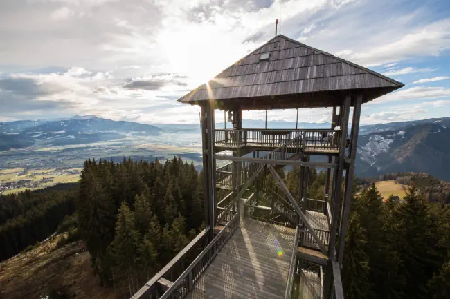 Holzaussichtsturm auf dem Tremmelberg in Österreich