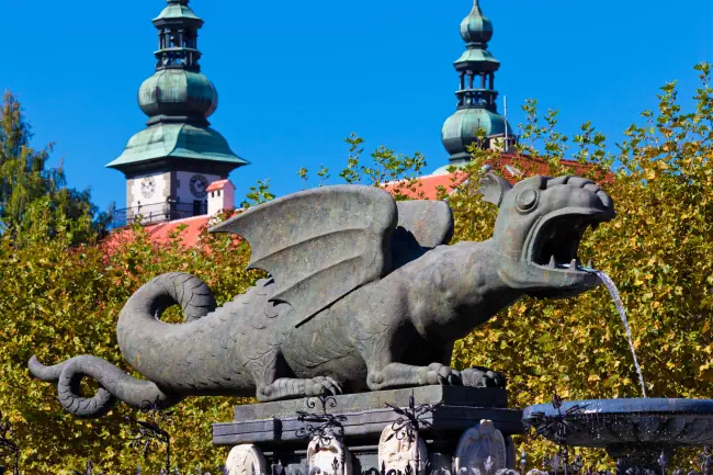 Lindwurm-Brunnen - Symbol der Stadt Klagenfurt in Österreich. Der Brunnen wurde im 16. Jahrhundert errichtet.
