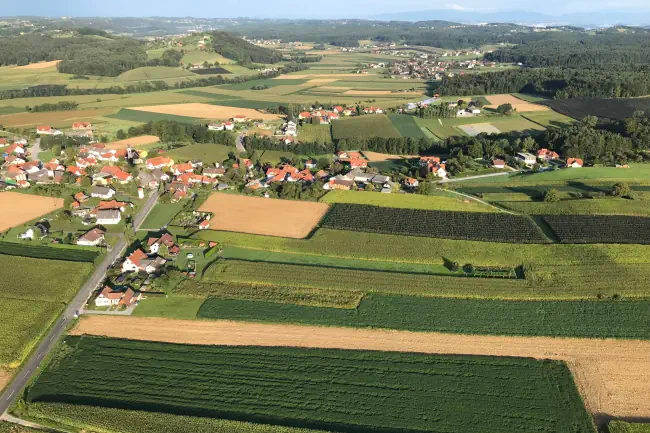 Luftaufnahme des Ortes St. Kind in der Steiermark Bezirk Fürstenfeld