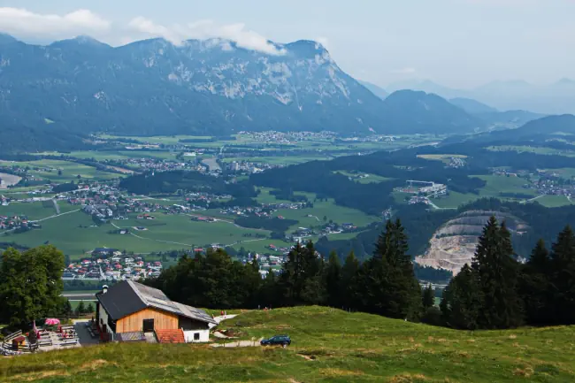 Luftaufnahme von Wörgl in Tirol mit der Möslalm.