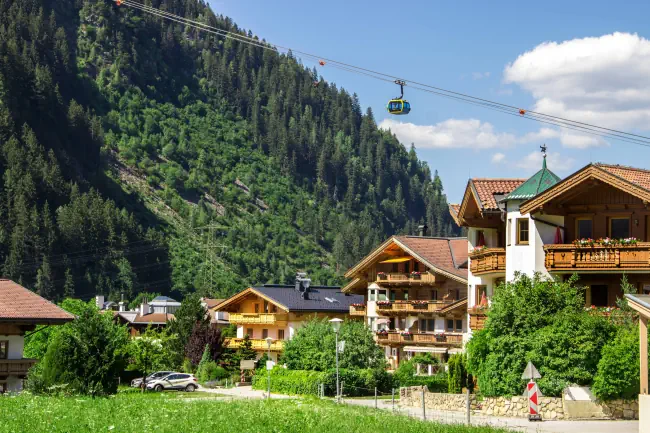 Schöne österreichische Stadt in den Bergen. Mayrhofen ist das Zentrum der Winter- und Sommererholung.