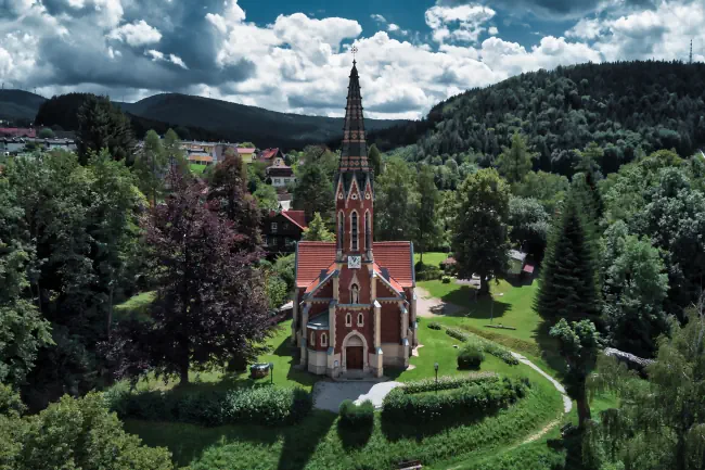 Evangelische Heilandskirche steht auf einem Hügel im Süden der Gemeinde Mürzzuschlag. Klicke hier um auf die Seite Veranstaltungen in Mürzzuschlag zu wechseln