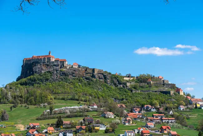 Schön Panoramasicht auf das Schloss Riegersburg auf sonniger Sommersonntag mit blauer Himmelwolke, Feldbach, Steiermark, Österreich