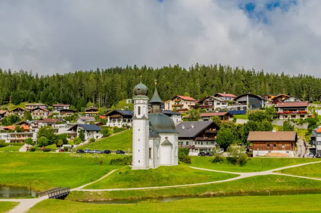 Spazieren Sie durch den Wildsee bei Seefeld in Tirol - Österreich