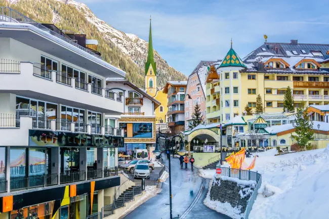 Blick auf das berühmte europäische Skigebiet in den Alpen, Ischgl Österreich. / Ischgl Stadtzentrum. / Selektiver Fokus.