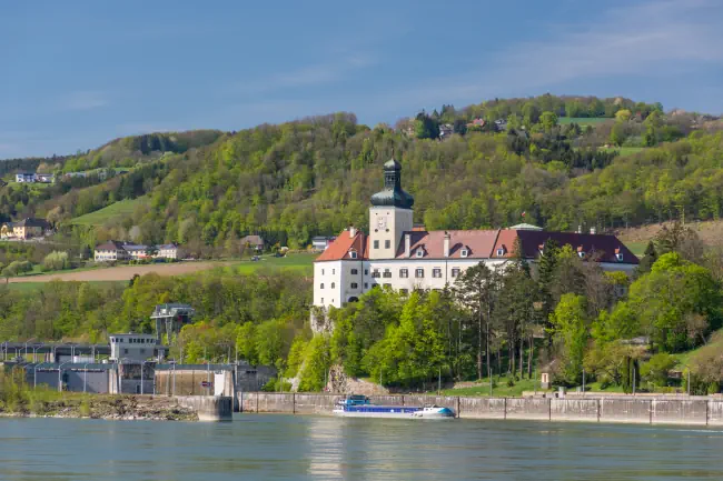 Schloss Persenbeug an der Donau in Österreich. Im Hintergrund befindet sich das danube Kraftwerk Ybbs. Klicke hier um auf die Seite Veranstaltungen in Ybbs an der Donau zu wechseln